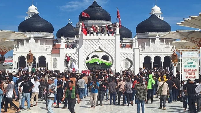 aceh Massa berkumpul di halaman Masjid Raya Baiturrahman saat peringatan 21 tahun perdamaian Aceh di Banda Aceh, Sabtu (15/8/2026). Foto: Harnas.id/ Istimewa