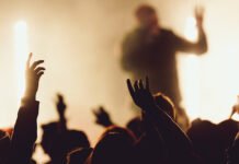 Video Hafalan Al-Qur’an Demi Miras Viral, The Sounds Project Tegaskan di Luar Kendali Penyelenggara Ilustrasi Konser Musik. Foto: Freepik