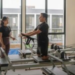 Peserta pria mengikuti kelas Pilates di Studio Rangka Fisioterapi. Foto: Rangka