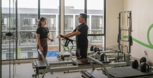 Peserta pria mengikuti kelas Pilates di Studio Rangka Fisioterapi. Foto: Rangka
