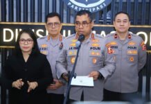 Tangani Pengibaran Bendera Bulan Bintang di Baiturrahman, Kapolda Aceh Dapat Pin Emas Kapolri Kadiv Humas Polri Irjen Johnny Edison Isir Saat Memberikan Keterangan Pers. Foto: Polri