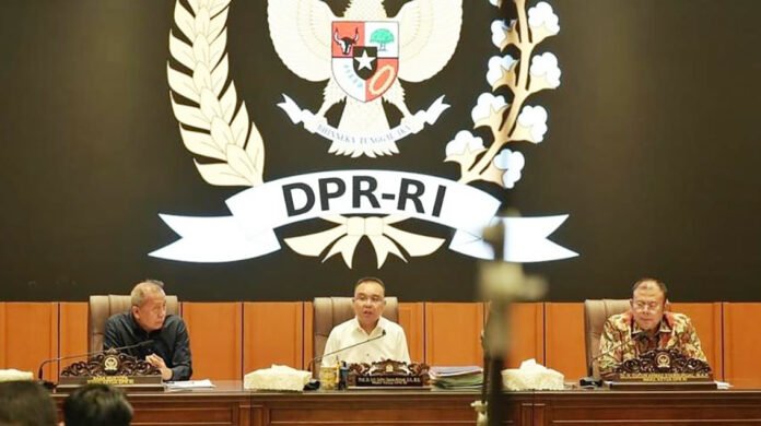 Rapat Paripurna DPR RI membahas target penyelesaian RUU Perampasan Aset di Kompleks Parlemen, Jakarta. (Instagram/sufmi_dasco)