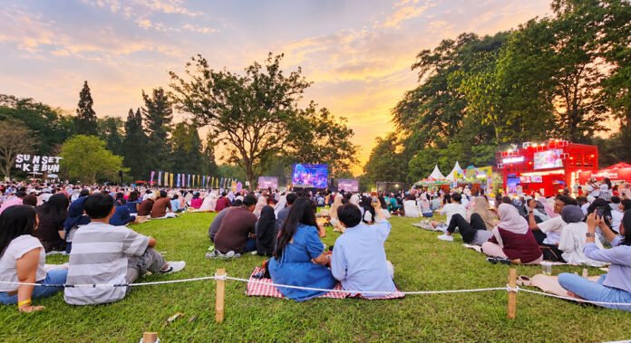 Pengunjung Menikmati Suasana Festival Sunset di Kebun Phase 2, Kebun Raya Bogor. Foto: Harnas.id/utamisetio