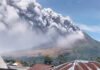 Gunung Sinabung Erupsi, Status Naik Jadi Siaga dan Warga Diminta Waspada Gunung Sinabung mengalami erupsi dengan kolom abu mencapai sekitar 3.500 meter di atas puncak. Foto: Istimewa