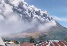 Gunung Sinabung Erupsi, Status Naik Jadi Siaga dan Warga Diminta Waspada Gunung Sinabung mengalami erupsi dengan kolom abu mencapai sekitar 3.500 meter di atas puncak. Foto: Istimewa