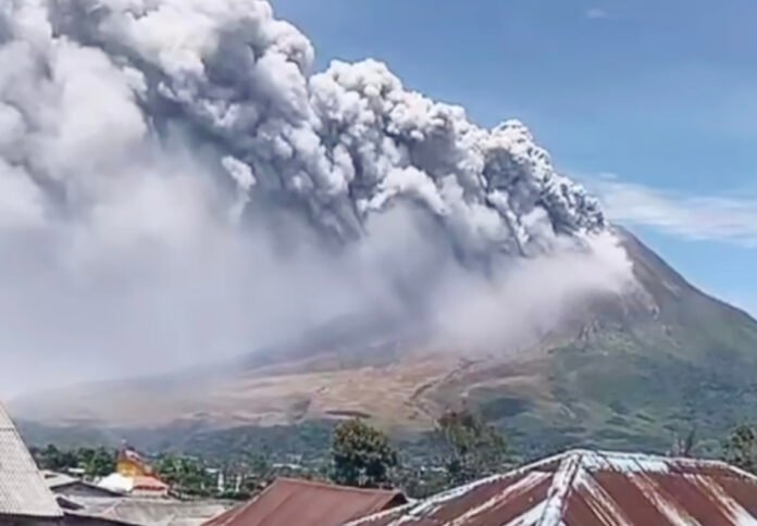 Gunung Sinabung mengalami erupsi dengan kolom abu mencapai sekitar 3.500 meter di atas puncak. Foto: Istimewa