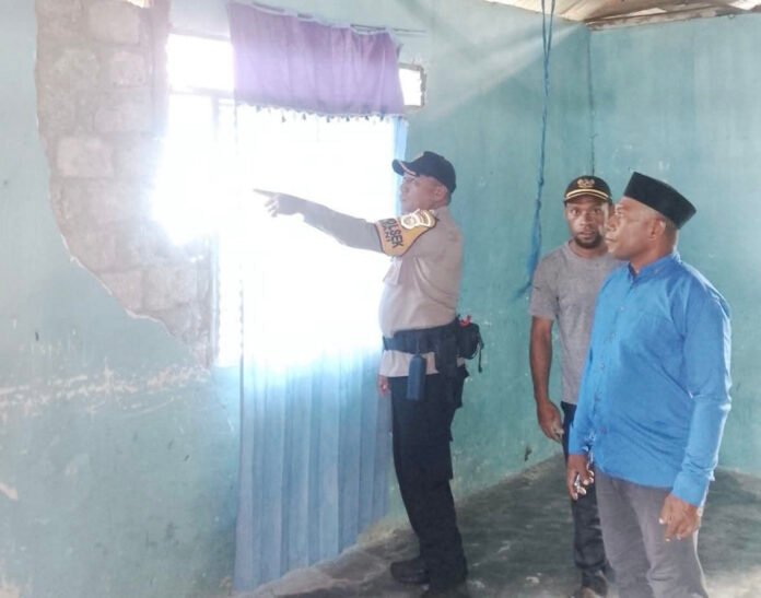 Rumah rusak akibat Gempa M 5,5 mengguncang Halmahera Tengah. Foto: Harnas.id