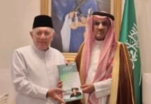 Baru Terpilih Ketum PBNU, Gus Kikin Temui Dubes Arab Saudi Bawa Karya KH Hasyim Asy’ari Ketua Umum PBNU terpilih Gus Kikin bersilaturahim dengan Dubes Arab Saudi Faisal bin Abdullah Al-Amudi.