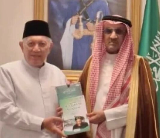 Baru Terpilih Ketum PBNU, Gus Kikin Temui Dubes Arab Saudi Bawa Karya KH Hasyim Asy’ari Ketua Umum PBNU terpilih Gus Kikin bersilaturahim dengan Dubes Arab Saudi Faisal bin Abdullah Al-Amudi.