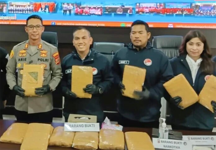 Polisi menunjukkan barang bukti ganja dan obat keras tertentu hasil pengungkapan kasus narkotika di Kota Bogor. Foto: Istimewa