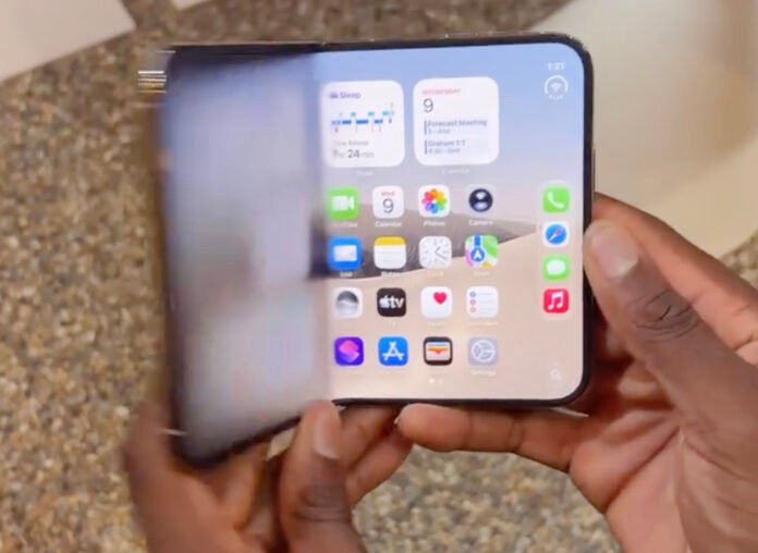 Apple Resmi Perkenalkan iPhone Duo, iPhone Lipat Pertama, Foto: Tangkapan Layar IG @mkbhd Apple Resmi Perkenalkan iPhone Duo, iPhone Lipat Pertama, Foto: Tangkapan Layar IG @mkbhd