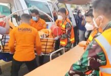 30 Mil Laut dari Daratan, Helikopter Polri Angkut Jenazah Korban KM Virgo Helikopter Polri Evakuasi Jenazah Korban KM Virgo Transport 8 di Perairan Banjarmasin. Foto: Polri