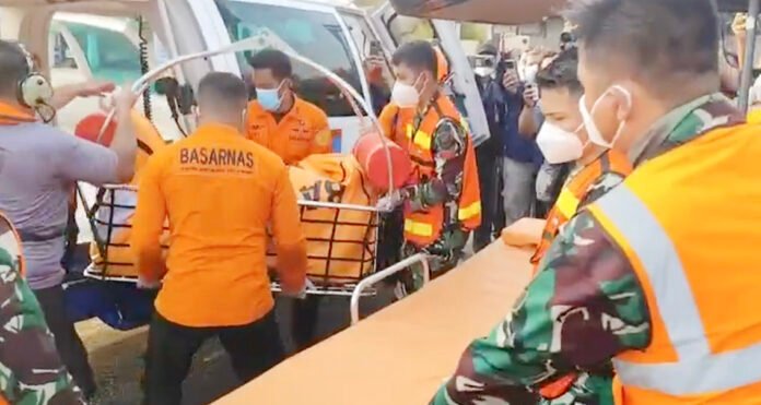 Helikopter Polri Evakuasi Jenazah Korban KM Virgo Transport 8 di Perairan Banjarmasin. Foto: Polri Helikopter Polri Evakuasi Jenazah Korban KM Virgo Transport 8 di Perairan Banjarmasin. Foto: Polri