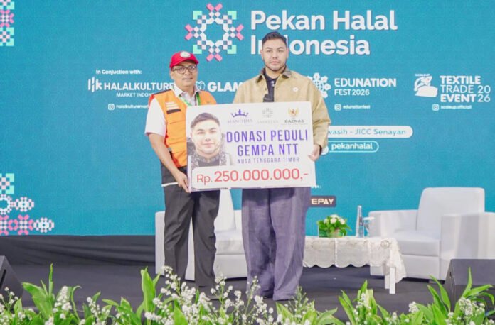 Ivan Gunawan menyerahkan bantuan kemanusiaan senilai Rp250 juta kepada BAZNAS RI untuk masyarakat terdampak gempa NTT. Foto: Baznas