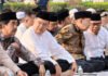 JK Ikuti Salat Istisqa di Al Azhar, Singgung Ancaman Kekeringan bagi Petani Jusuf Kalla mengikuti salat istisqa di Lapangan Masjid Al Azhar, Kebayoran Baru, Jakarta Selatan. Foto: Harnas.id