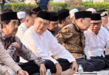 JK Ikuti Salat Istisqa di Al Azhar, Singgung Ancaman Kekeringan bagi Petani Jusuf Kalla mengikuti salat istisqa di Lapangan Masjid Al Azhar, Kebayoran Baru, Jakarta Selatan. Foto: Harnas.id