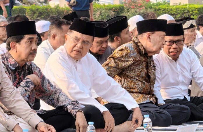 Jusuf Kalla mengikuti salat istisqa di Lapangan Masjid Al Azhar, Kebayoran Baru, Jakarta Selatan. Foto: Harnas.id