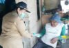 Gunung Sinabung Erupsi, Status Naik Siaga, Warga Terdampak Abu Dibagikan Masker Petugas BPBD Kabupaten Karo membagikan masker kepada masyarakat terdampak sebaran abu vulkanik Gunung Sinabung. Foto: Harnas,id