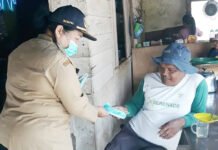 Gunung Sinabung Erupsi, Status Naik Siaga, Warga Terdampak Abu Dibagikan Masker Petugas BPBD Kabupaten Karo membagikan masker kepada masyarakat terdampak sebaran abu vulkanik Gunung Sinabung. Foto: Harnas,id
