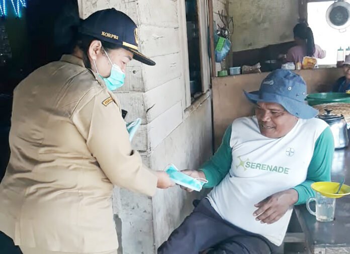 Petugas BPBD Kabupaten Karo membagikan masker kepada masyarakat terdampak sebaran abu vulkanik Gunung Sinabung. Foto: Harnas,id