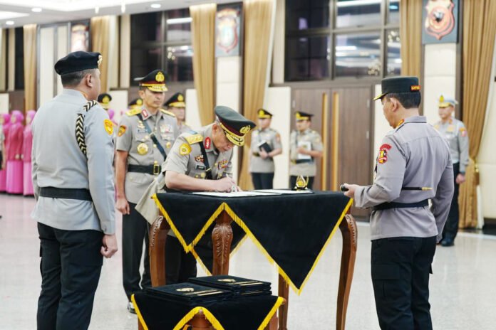 Kapolri Jenderal Polisi Listyo Sigit Prabowo memimpin upacara serah terima jabatan sejumlah pejabat Polri di Mabes Polri, Jakarta. Foto: Polri