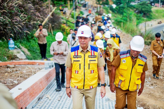 Wali Kota Bogor Dedie Rachim Meninjau Pembangunan Trase Batutulis. Pemkot Bogor