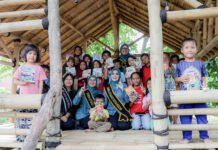 Tekan Paparan Gadget, Yantie Rachim Hadirkan Jemari PKK dan TBM di Bubulak Yantie Rachim membaca buku bersama anak-anak saat peresmian Jemari PKK dan TBM di Bubulak, Kota Bogor. Foto: Pemkot Bogor