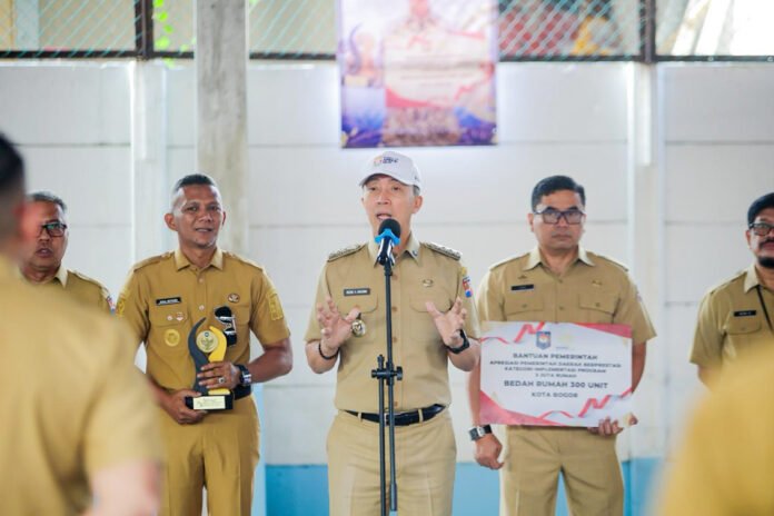 Wali Kota Bogor Dedie A. Rachim Saat Memimpin Apel di Kantor Disperumkim Kota Bogor. Foto: Pemkot Bogor Wali Kota Bogor Dedie A. Rachim Saat Memimpin Apel di Kantor Disperumkim Kota Bogor. Foto: Pemkot Bogor