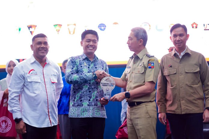 WhatsApp Image 2026-09-02 at 21.26.10 Wali Kota Bogor Dedie Rachim Menyerahkan Anugerah Generasi Emas Merah Putih. Foto: Pemkot Bogor