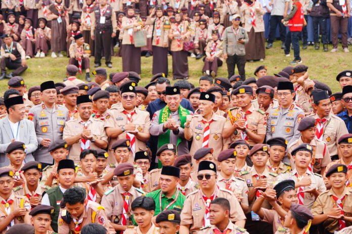 Kapolri Jenderal Polisi Listyo Sigit Prabowo bersama peserta Kemah Nasional Pramuka PUI 2026 di Sukabumi, Kamis (3/9/2026). Foto: Polri
