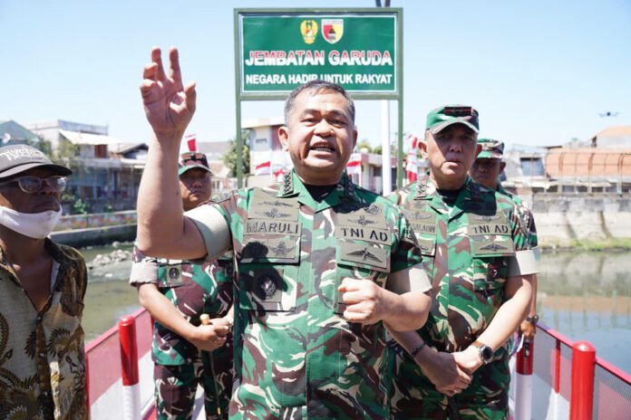 Kasad Jenderal TNI Maruli Simanjuntak meninjau Jembatan Gantung Garuda di Genting Kalianak, Surabaya, Rabu (2/9/2026). Foto: TNI AD