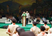Kapolri di Sukabumi Ingatkan Generasi Muda: Indonesia Bisa Maju jika Persatuan Tak Retak Kapolri Jenderal Polisi Listyo Sigit Prabowo menyampaikan sambutan pada Apel Kebangsaan Kemah Nasional Pramuka PUI 2026 di Sukabumi. Foto: Polri
