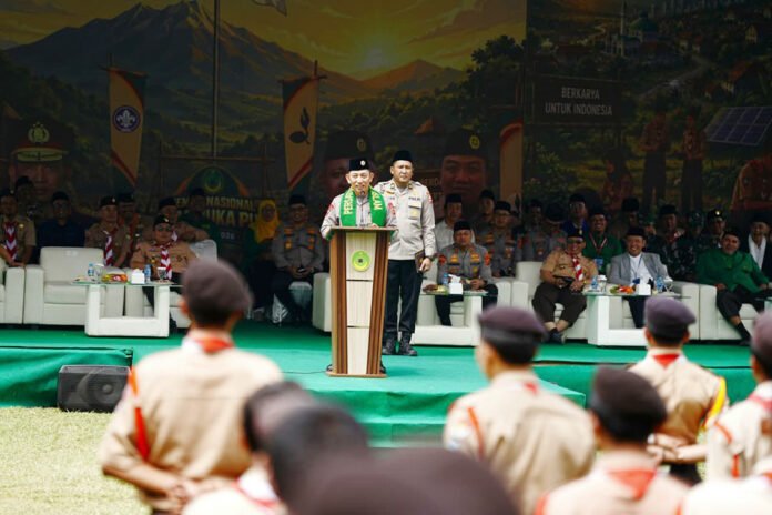 Kapolri Jenderal Polisi Listyo Sigit Prabowo menyampaikan sambutan pada Apel Kebangsaan Kemah Nasional Pramuka PUI 2026 di Sukabumi. Foto: Polri