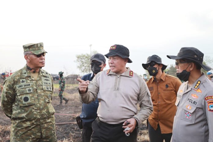 Tim gabungan menggunakan teknologi drone thermal dan sistem undercooling dalam penanganan karhutla gambut di kawasan Pengayuan, Banjarbaru. Foto: Polri