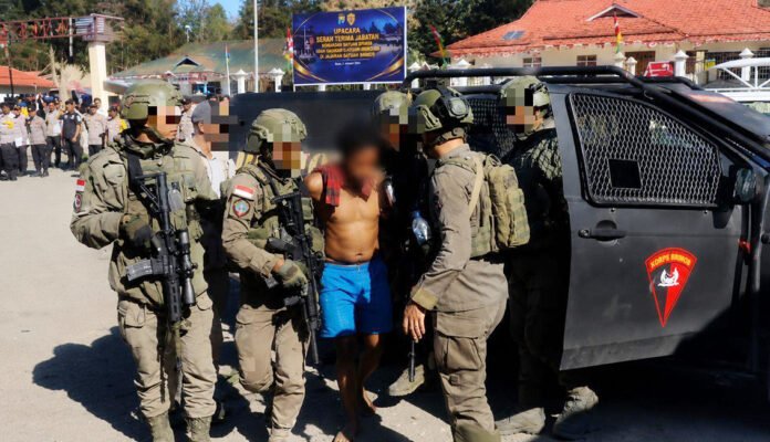 Satgas Operasi Damai Cartenz mengamankan seorang DPO kasus dugaan penembakan di Kabupaten Puncak, Papua Tengah. Foto: Satgas Cartenz