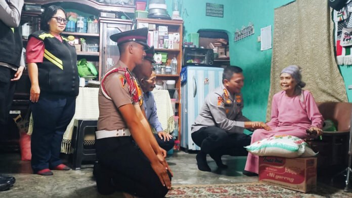 Siswa SPN Polda Metro Jaya Membagikan Bantuan Sembako kepada Warga dalam Kegiatan Jumat Berkah
