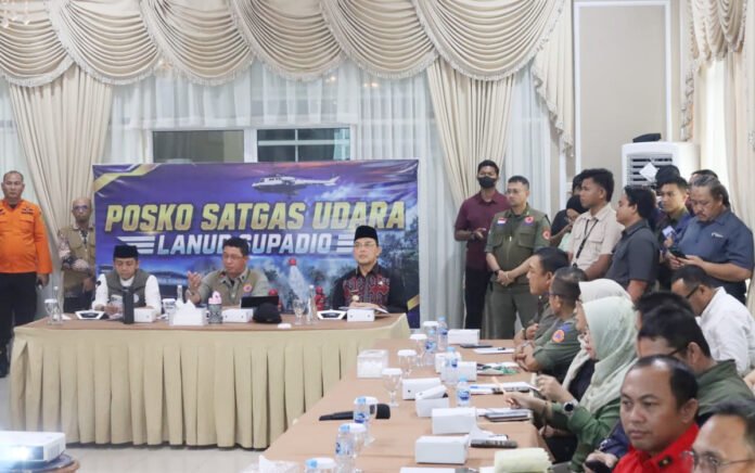 Kepala BNPB memimpin rapat koordinasi penanganan karhutla di Kubu Raya. Foto: BNPB