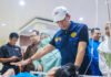 56 Anak Terdampak Kebakaran Ponpes Al Falakiyah, Dedie Pastikan Biaya Pengobatan Ditanggung Pemkot Wali Kota Bogor Dedie A. Rachim menjenguk anak terdampak kebakaran Ponpes Al Falakiyah di RS PMI Bogor. Foto: Pemkot Bogor