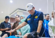 56 Anak Terdampak Kebakaran Ponpes Al Falakiyah, Dedie Pastikan Biaya Pengobatan Ditanggung Pemkot Wali Kota Bogor Dedie A. Rachim menjenguk anak terdampak kebakaran Ponpes Al Falakiyah di RS PMI Bogor. Foto: Pemkot Bogor