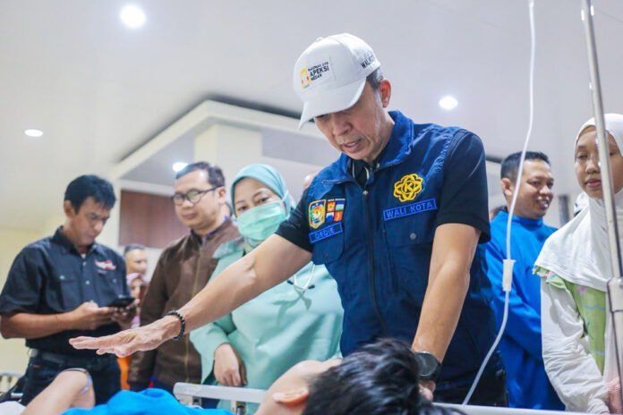 Wali Kota Bogor Dedie A. Rachim menjenguk anak terdampak kebakaran Ponpes Al Falakiyah di RS PMI Bogor. Foto: Pemkot Bogor