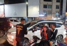 Abu Vulkanik Anak Krakatau Mengintai, Polda Lampung Siapkan Tim hingga Rumah Sakit Rujukan Petugas Polda Lampung membagikan masker sebagai bagian dari mitigasi kesehatan dampak aktivitas Gunung Anak Krakatau. Foto: Polda Lampung