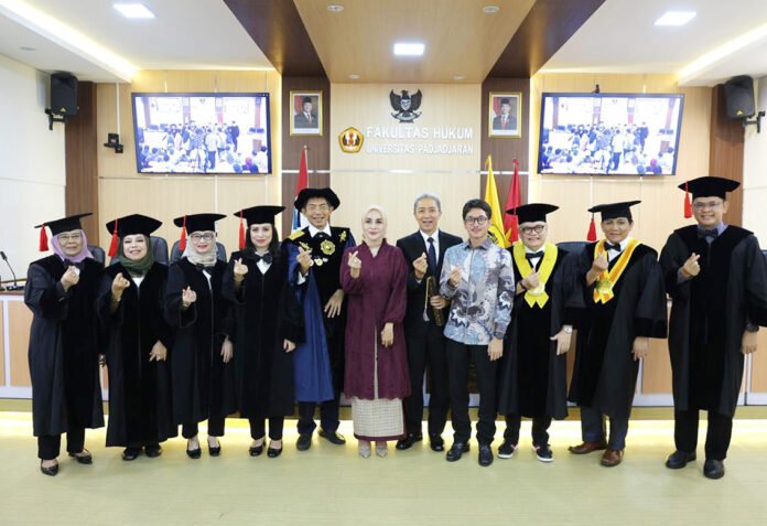 Wali Kota Bogor Dedie A. Rachim meraih gelar Doktor Ilmu Hukum dari Universitas Padjadjaran. Foto: Pemkot Bogor
