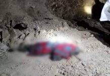 Batu Tebing Jatuh Timpa Penambang Emas di Sumbawa, 3 Orang Tewas Petugas melakukan olah TKP di lokasi tambang rakyat Lawang Tua, Kabupaten Sumbawa. Foto: Polri