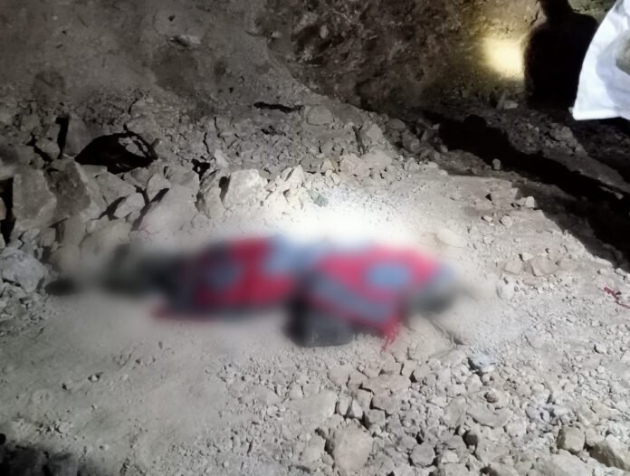 Petugas melakukan olah TKP di lokasi tambang rakyat Lawang Tua, Kabupaten Sumbawa. Foto: Polri