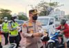 Abu Vulkanik Disebut Capai Depok, Kapolres Metro Depok Bagikan Masker di Simpang Margonda Kapolres Metro Depok bersama Polwan membagikan masker kepada masyarakat di Simpang Margonda