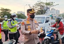 Abu Vulkanik Disebut Capai Depok, Kapolres Metro Depok Bagikan Masker di Simpang Margonda Kapolres Metro Depok bersama Polwan membagikan masker kepada masyarakat di Simpang Margonda