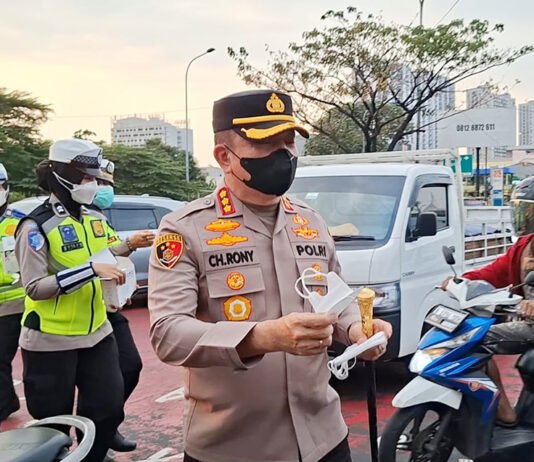 Abu Vulkanik Disebut Capai Depok, Kapolres Metro Depok Bagikan Masker di Simpang Margonda Kapolres Metro Depok bersama Polwan membagikan masker kepada masyarakat di Simpang Margonda