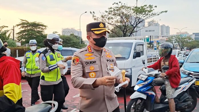 Kapolres Metro Depok bersama Polwan membagikan masker kepada masyarakat di Simpang Margonda