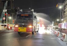 Abu Vulkanik Anak Krakatau Disebut Menyebar, Brimob Polda Metro Jaya Semprot Sejumlah Jalan Personel Brimob Polda Metro Jaya menyemprot ruas jalan sebagai antisipasi endapan abu vulkanik
