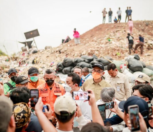 Wamen LH Cek Kebakaran TPAS Galuga, Jenal Mutaqin Pastikan Pemadaman Jalan 24 Jam Wamen Lingkungan Hidup Diaz Hendropriyono meninjau lokasi kebakaran TPAS Galuga, Kabupaten Bogor. Foto: Pemkot Bogor